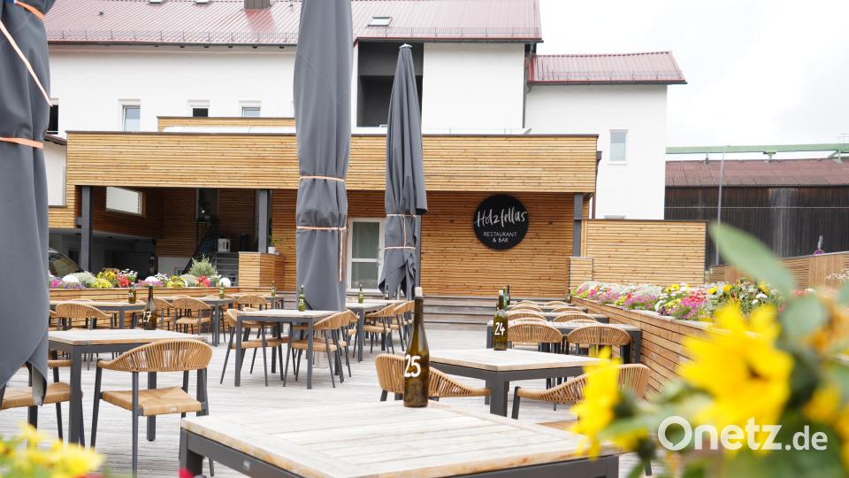 Das Restaurant "Holzfellas" in Wiesau wurde von Slow Food Deutschland mit der "Roten Schnecke" ausgezeichnet. Die Gäste können im Sommer auf der Terrasse Platz nehmen. Bild: kaz