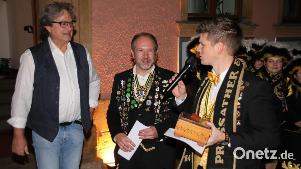 Bürgermeister Bernhard Stangl (Mitte) hat Schlüssel und Stadtkasse an Spielleiter Dominik Kormann und Faschingspräsident Martin Reis überreicht . Bild: sne
