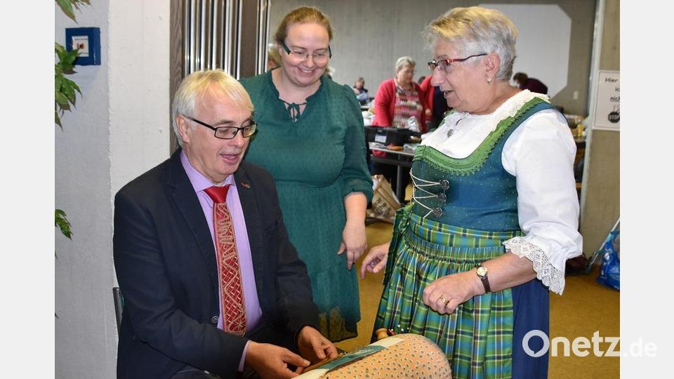 Auch zweiter Bürgermeister Andreas Hopfner darf sich am Klöppelsack versuchen. Bild: Klein/exb