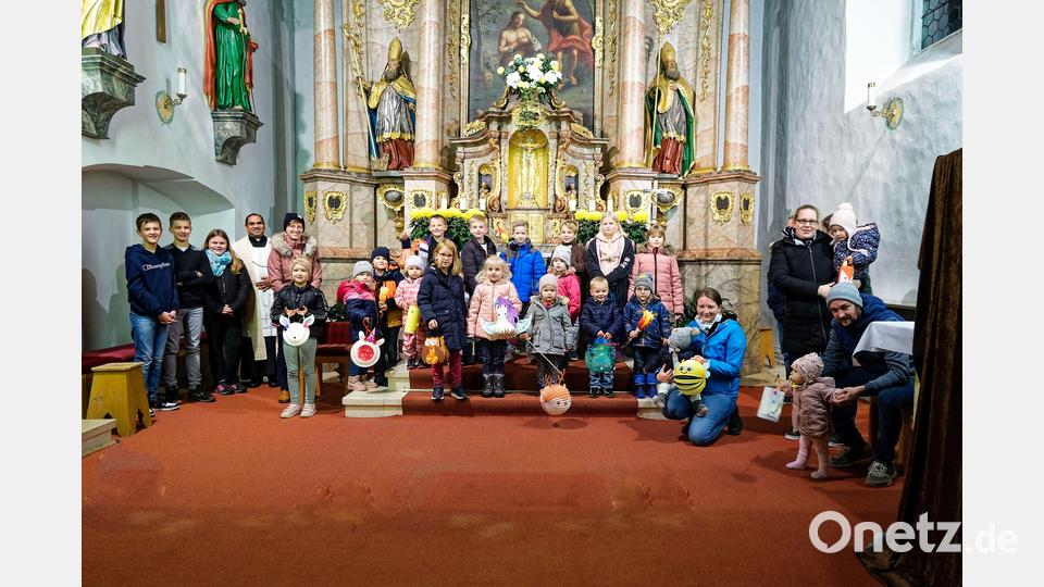 Die Pfarrei Großschönbrunn feierte das Martinsfest mit einem Gottesdienst mit Rollenspiel der Ministranten und einem Laternenzug. Bild: bk