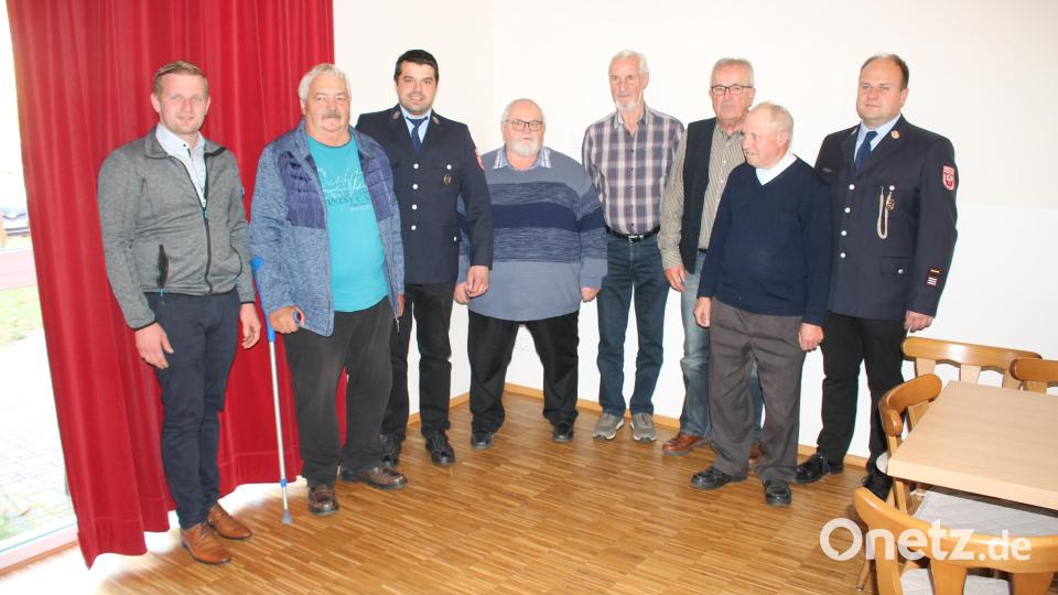Kommandant Markus Eichermüller (rechts), Vorsitzender Johannes Rupprecht (Dritter von links) und Zweiter Bürgermeister Josef Marzi (links) danken den Geehrten für die Treue zur Feuerwehr Zessau-Weihersberg. Bild: bjp