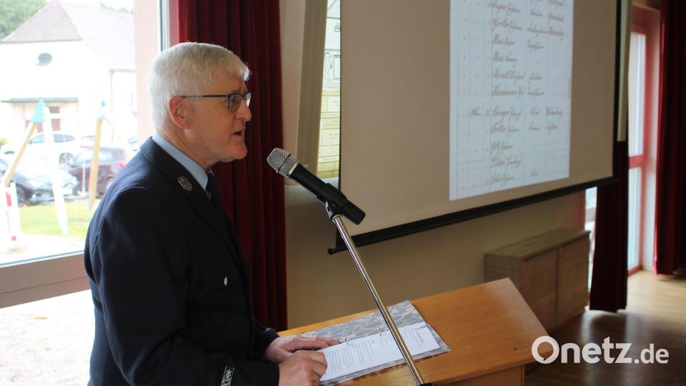 Informatives und Amüsantes aus Heinrich Lobers Vereinschronik gab Robert Reindl beim Festnachmittag der Zessau-Weihersberger Feuerwehr zum Besten. Bild: bjp