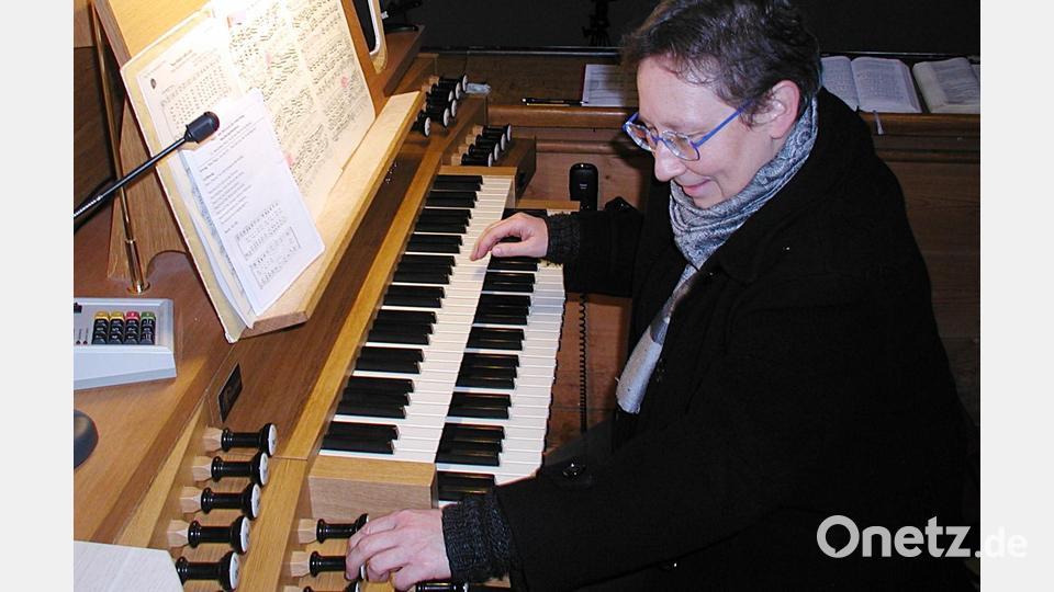Kirchenmusikdirektorin Constanze Schweizer-Elser hatten sich vor dem Gottesdienst einige Stunden mit der Orgel vertraut gemacht, um für die verschiedenen Werke und Choralbegleitungen die richtigen Registereinstellungen zu finden. Bild:  ld