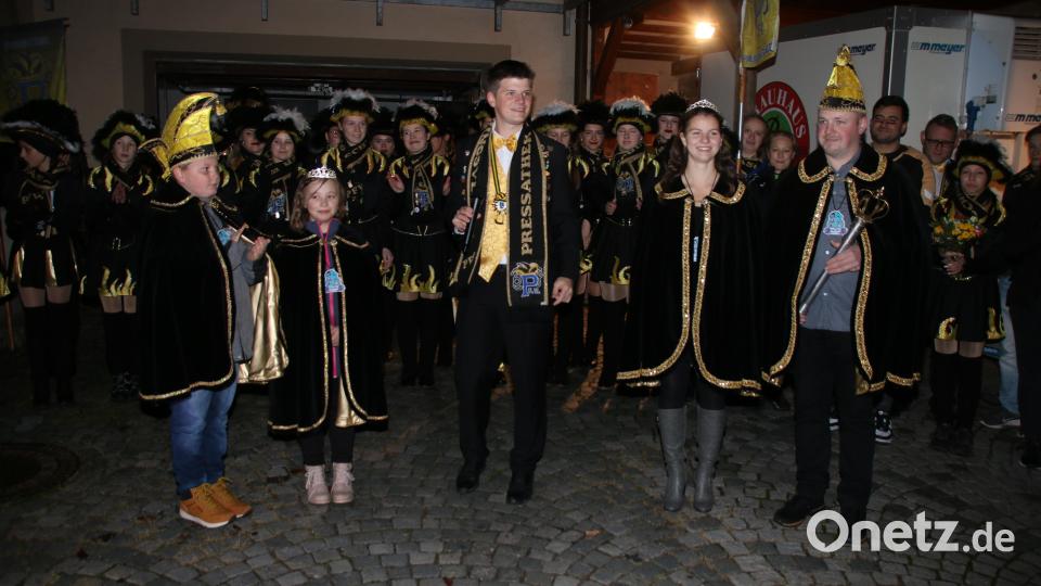 Faschingspräsident Martin Reis (Mitte) verkündet die neuen Prinzenpaare Benjamin I., Emma I., Melanie I. und Fabian II. Bild: sne