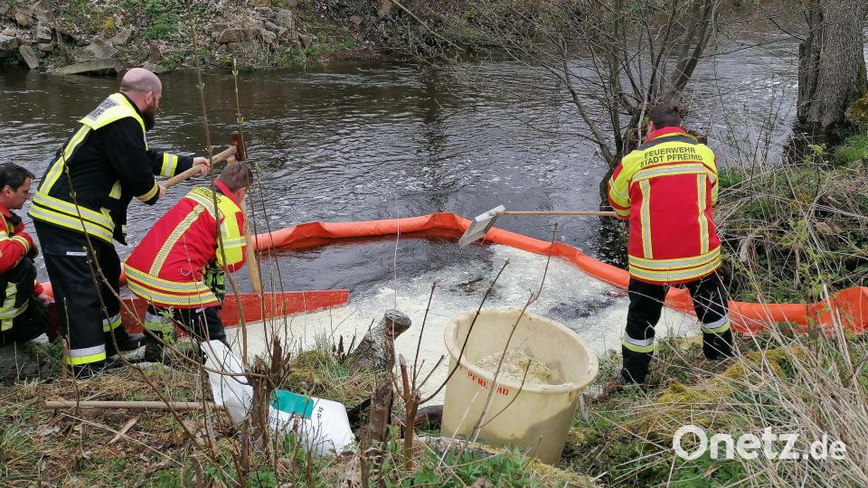 Die Feuerwehr richtete am Fluss Pfreimd eine Ölsperre ein, weil nach ersten Informationen 900 Liter Diesel bei dem Unfall ausgelaufen waren. Teile davon gelangten bereits über die Pfreimd in die Naab. Bild: wrl