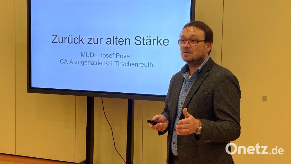 Dr. Josef Pova, Chefarzt der Abteilung für Akutgeriatrie am Krankenhaus Tirschenreuth, bei seinem Vortrag in Kemnath. Bild: Michael Reindl/Kliniken Nordoberpfalz/exb