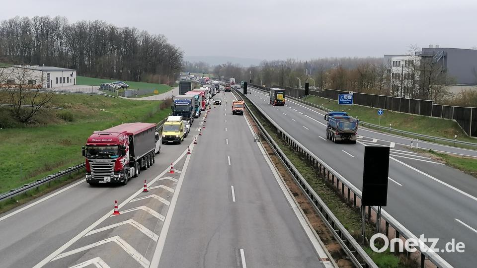 Nach einem Unfall auf der A93 wird der Verkehr bei der Anschlussstelle Pfreimd ausgeleitet. Bild: wrl