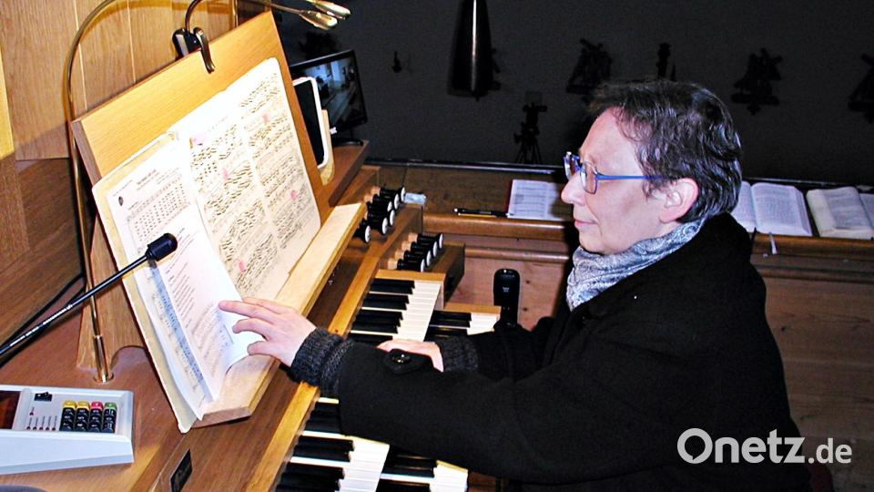 Kirchenmusikdirektorin Constanze Schweizer-Elser hatten sich vor dem Gottesdienst einige Stunden mit der Orgel vertraut gemacht, um für die verschiedenen Werke und Choralbegleitungen die richtigen Registereinstellungen zu finden. Bild: ld
