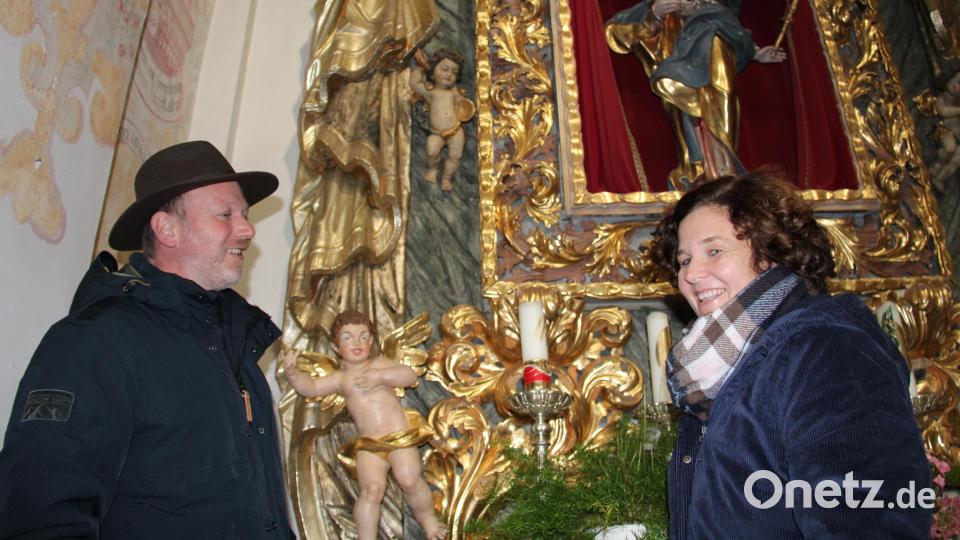 Kirchenpfleger Markus Haug und seiner Ehefrau Gabi, die als Organistin die historische Orgel in St. Quirin bespielt, setzen sich mit Spendenaktionen für die Innenrenovierung der Wallfahrtskirche ein. Bild: prh