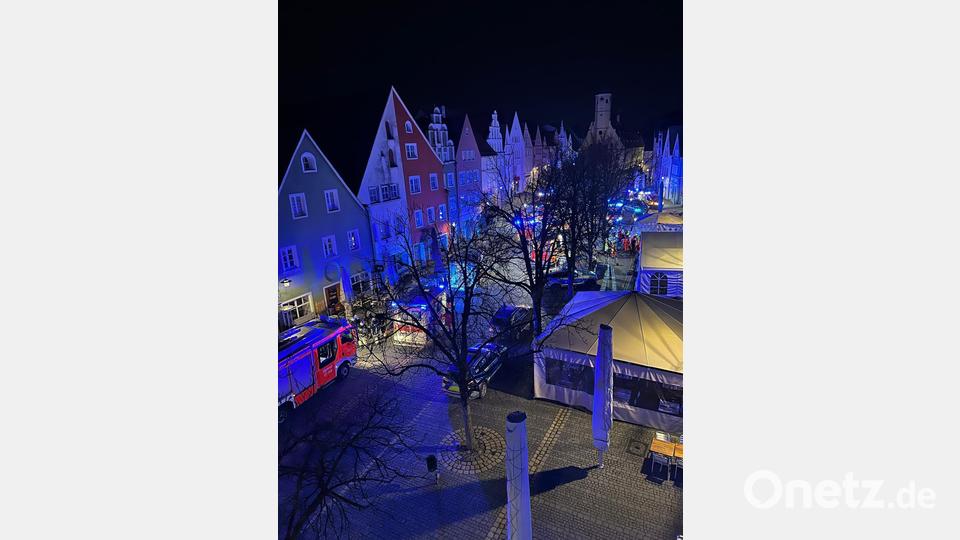 Der Untere Markt war ab etwa 0.30 Uhr am Sonntag in Blaulicht getaucht. Bis zu zehn Rettungsfahrzeuge und Polizei waren vor einem Lokal aufgefahren. Bild: Gustl Beer