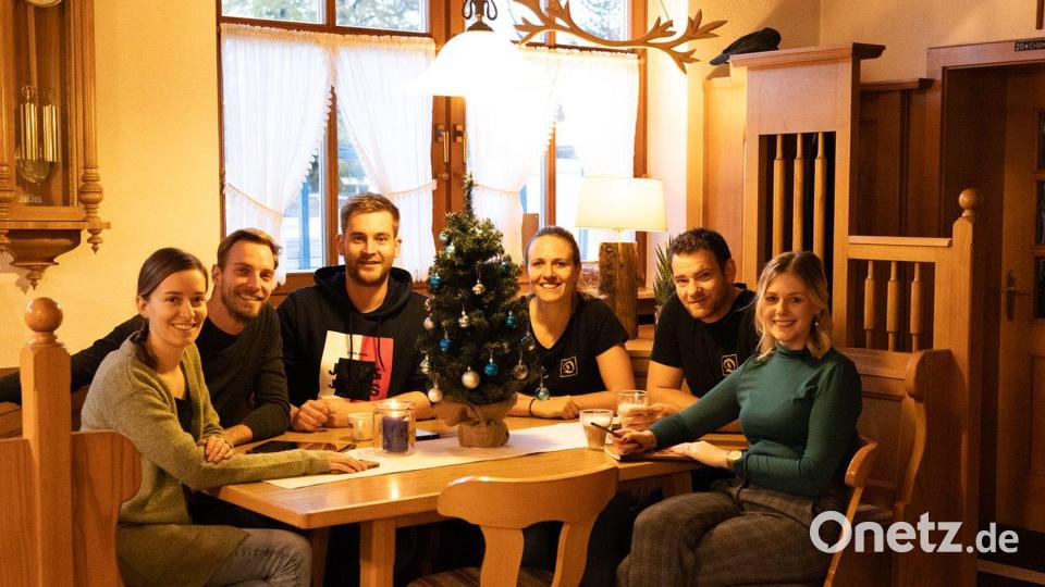 Die Initiatoren der "Wünschebaum"-Aktion in Freudenberg (von links): Johanna Nübler, Alexander Freller, Stefan Dotzler, Isa Dotzler, Johannes Dotzler und Ramona Freller. Bild: gri