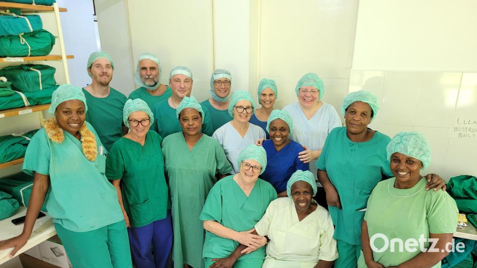 Das tansanisch-deutsche OP-Team, vorne in der Mitte Dr. Annemarie Schraml. Bild: Projekt Feuerkinder/exb