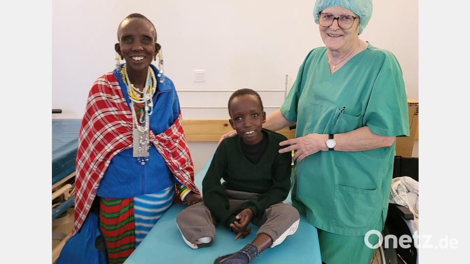 Dr. Annemarie Schraml mit einem kleinen Patienten und dessen Mutter. Bild: Projekt Feuerkinder/exb