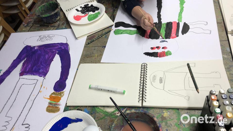 Für das Bühnenbild des Kindermusicals &quot;Eulen mit Gefühl&quot; der Franz-Grothe-Musikschule malten die Kinder in der Jugendkunstschule Szenen mit lustigen Monstern. Bild: Irene Fritz