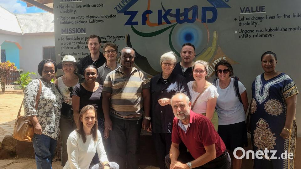 Das &quot;Feuerkinder&quot;-Team zu Besuch bei der Zilper-Foundation. Bild: Projekt Feuerkinder/exb