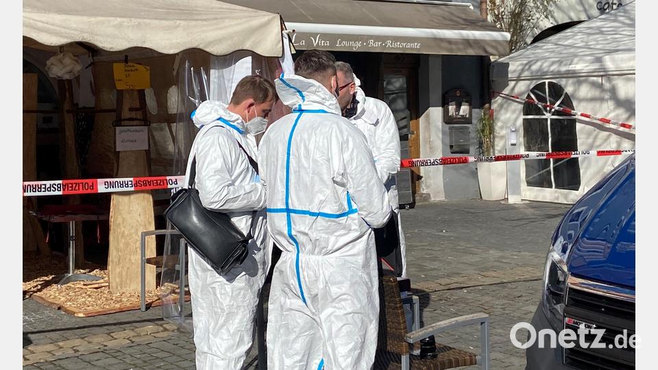 Spurensicherer sind am Sonntagvormittag vor und in einem Restaurant in der Weidener Altstadt unterwegs, um Hinweise auf wenige Stunden zuvor aufgetauchte Vergiftungserscheinungen bei acht Menschen zu finden. Bild: Gustl Beer