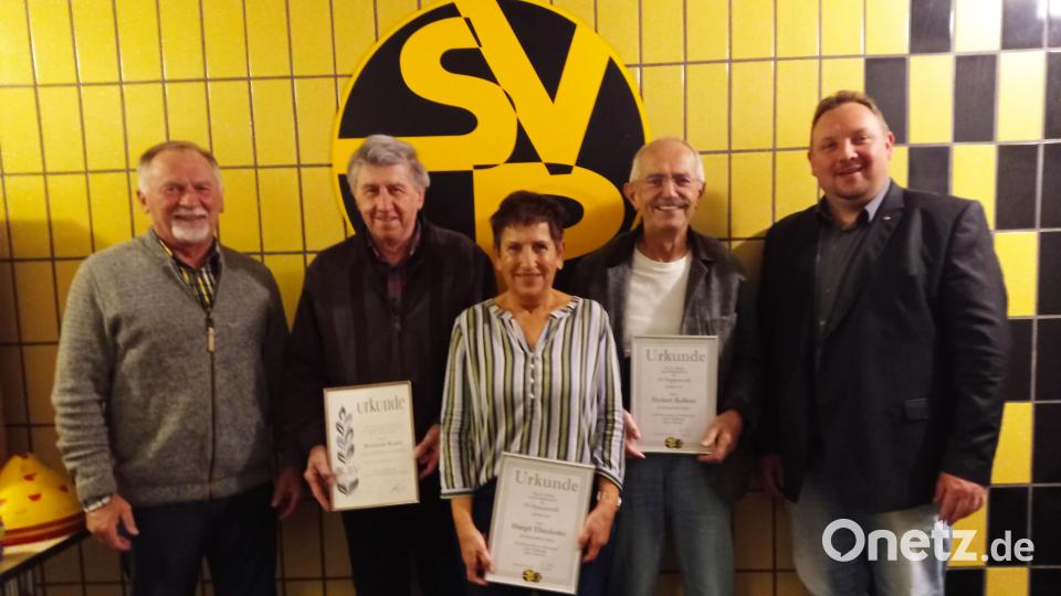 Ehrungen treuer SV-Mitglieder: Im Bild von links Vorsitzender Heribert Pickert, Reinhold Busch, Margit Ebenhofer, Hubert Kellner und Zweiter Bürgermeister Mario Rabenbauer. Bild: fpoz