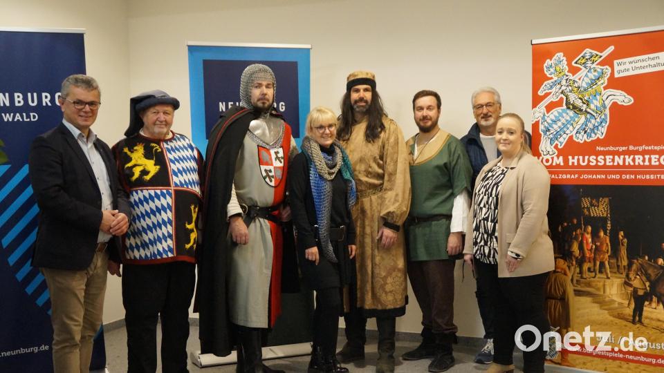 Bürgermeister Martin Birner (links) und seine Mitarbeiter Ulrike Meixner und Werner Dietrich (von rechts) freuen sich auf die Festspielsaison 2024 mit erweiterter Gestaltung, für die Regisseurin Karin Michl (Mitte), Festspielleiter Hans-Werner Habl (zweiter von links) und Vorsitzender Manuel Winkler (Dritter von rechts) verantwortlich sind. Bild: wel