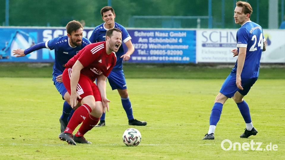 Pfreimds Spielertrainer Bastian Lobinger (rotes Trikot) mit schmerzverzerrtem Gesicht: Im Hinspiel trennten sich der SV Etzenricht und die SpVgg Pfreimd mit 1:1. Bild: war