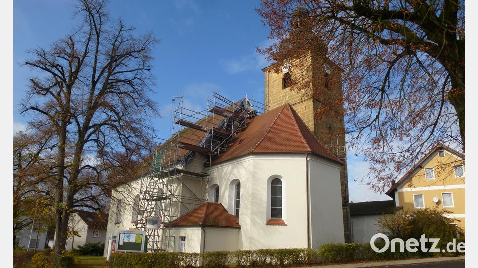 Wo sich die beiden Giebel treffen, ist das Dach der Martinskirche undicht. Es wird zurzeit repariert. Bild: bk