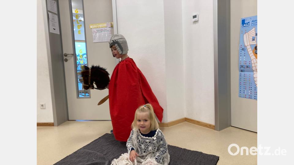 Viel geübt hatten die Kinder der Riedener Kindertagesstätte St. Georg für die Martinsfeier vor der Vilshofener Pfarrkirche St. Michael im Pfarrgarten. Sie lernten und übten fleißig Lieder und Gebete und so ging es mit den selbstgebastelten Laternen auf den Vilshofener Pfarrberg. Nach einer kleinen Andacht mit dem Martinsspiel durften die Kinder ihre Fürbitten vortragen. Der Elternbeirat kümmerte sich um das leibliche Wohl mit Brotzeiten und Getränken. Ebenso schön war der Pfarrgarten geschmückt worden. Nach dem Martinszug durch Vilshofen waren die Martinsweckerl bei Jung und Alt heiß begehrt. Bild: Michael Rabenhofer