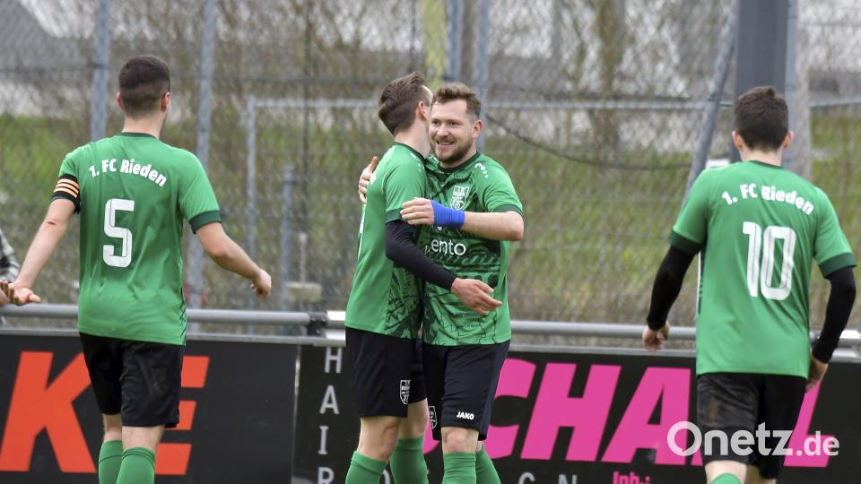 Freut sich der 1. FC Rieden zu früh? Mit einem Heimsieg gegen den 1. FC Schlicht könnte Rieden den Relegationsplatz verlassen – vorausgesetzt der SV 08 Auerbach bleibt im Fernduell ohne Punkte. Bild: Hubert Ziegler
