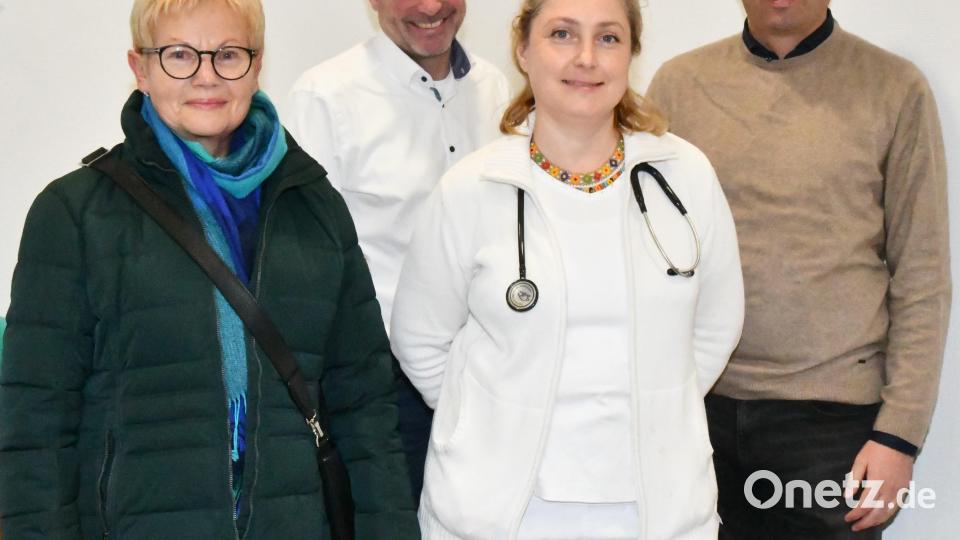 Künftig können gehbehinderte Patienten*innen in Freudenberg die Arztpraxis im Erdgeschoß aufsuchen (von links Maria-Anna Gradl, Bürgermeister Alwin Märkl, Dr. Tamara Kulik, Michael Hirmer) Bild: sche