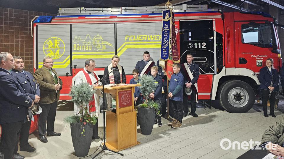 Stadtpfarrer Konrad Amschl und seine evangelische Kollegin Pfarrerin Stefanie Schön segneten das neue Fahrzeug. Bild: Feuerwehr Bärnau/exb