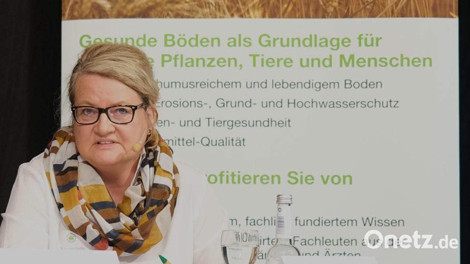 Die Diplom-Geographin und Agrarwissenschaftlerin Andrea Beste ist Botschafterin des Bodenfruchtbarkeitsfonds der Europäischen Union und wirkt an der aktuellen Transformationsstrategie der EU mit. Beim Bodentag erklärte sie die ganzheitliche Herangehensweise an die Ernährungsgewohnheiten der Europäer. Bild: Hirsch
