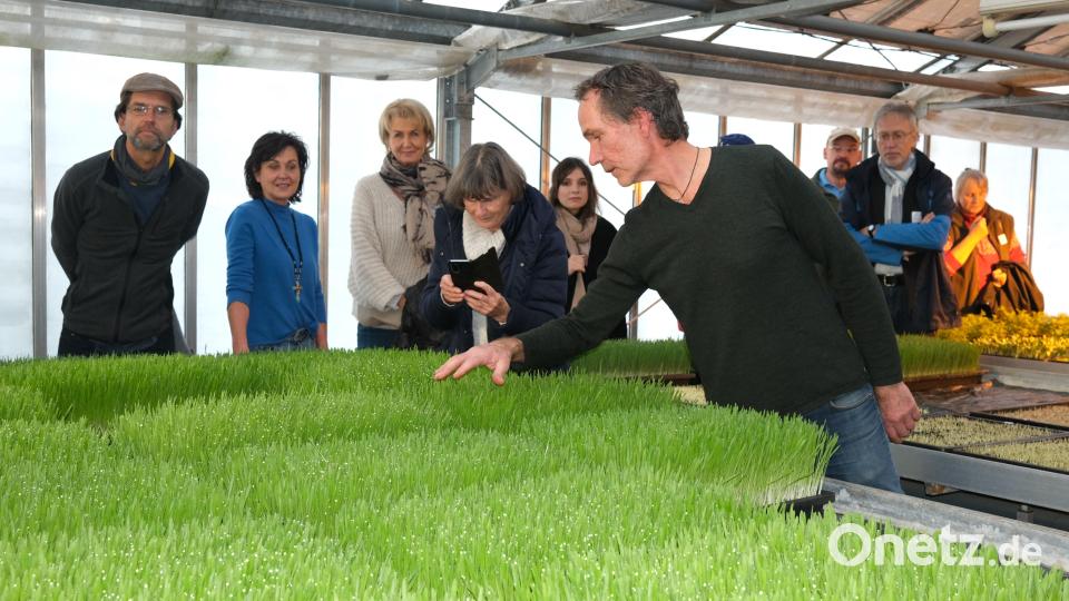 Gärtnermeister Konrad Kauzner erklärt den Teilnehmern der Arbeitsgruppe "Mensch", warum er zur Humusverbesserung Mikroorganismen und keine Spritzmittel einsetzt. Bild: Hirsch