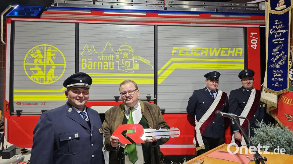 Kommandant Michael Zintl erhielt den Schlüssel für das neue Fahrzeug von Bürgermeister Alfred Stier. Bild: Feuerwehr Bärnau/exb