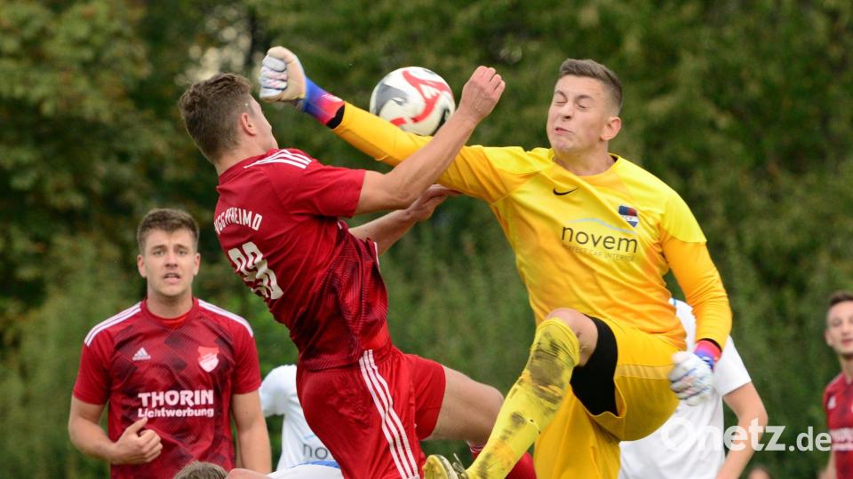 Auf den Vorbacher Torwart Laurin Wiesnet (gelbes Trikot) wird im Heimspiel gegen Spitzenreiter FC Weiden-Ost viel Arbeit zukommen. Bild: mhs