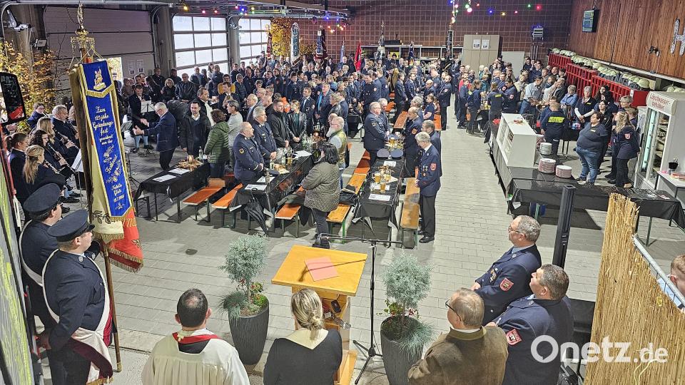 Zum Festakt im aktuellen Übergangs-Feuerwehrhaus im ehemaligen Hallenbad kamen zahlreichen Gäste aus dem Feuerwehrwesen, Politik, Stadtverwaltung, Wirtschaft - auch aus Tschechien. Bild: Feuerwehr Bärnau/exb