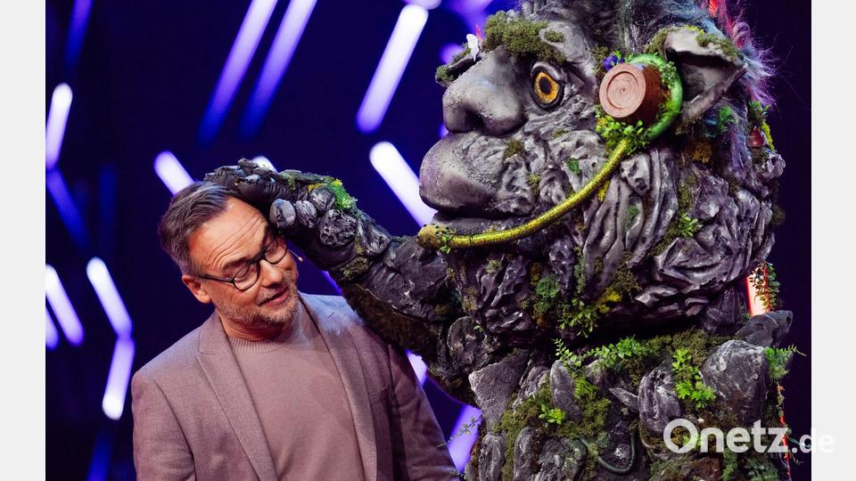 Die Figur „Der Troll“ herzt den Moderator Matthias Opdenhövel. Bild: Rolf Vennenbernd/dpa