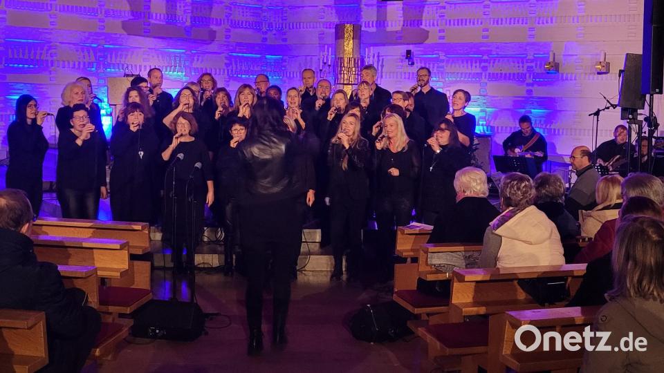Knapp zwei Stunden sangen die mehr als 30 Frauen und Männer mit ihrer vierköpfigen Instrumentalgruppe moderne, geistliche Lieder. Bild: exb; Pfarrgemeinderat/Richard Zeitler