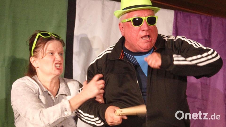 Fußballexperte Herbert (Helmut Rubenbauer) ist in seinem Element. Seine Frau Annelies (Karin Ruhland) muss ihn bremsen. Bild: Hirsch