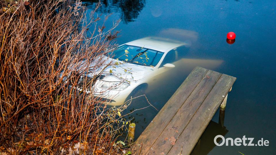 Die Feuerwehr hat das Auto mit Seilwinden ans Ufer gezogen, nachdem Taucher den Wagen rund 60 Meter vom Ufer entfernt am Grund des Hammersees entdeckt hatten. Bild: Hösamer