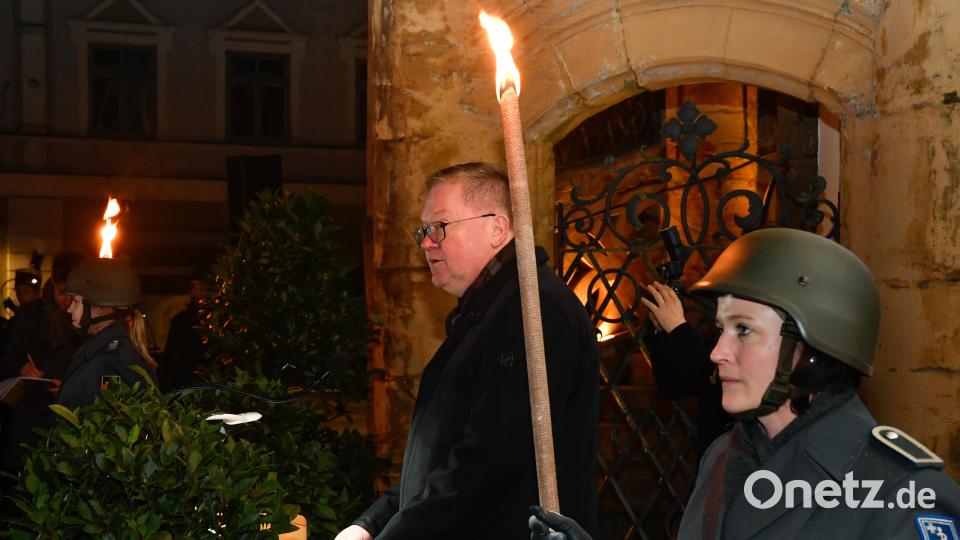 Oberbürgermeister Michael Cerny am Volkstrauertag in Amberg auf dem Marktplatz. Bild: Petra Hartl