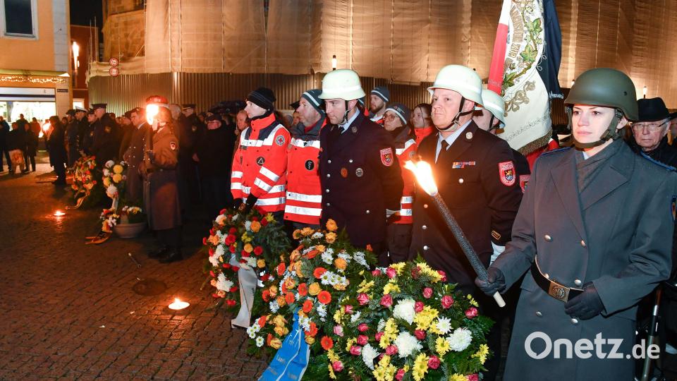 Beim Volkstrauertag in Amberg auf dem Marktplatz legten Verbände, Vereine und Soldaten der Bundeswehr Kränze nieder. Bild: Petra Hartl