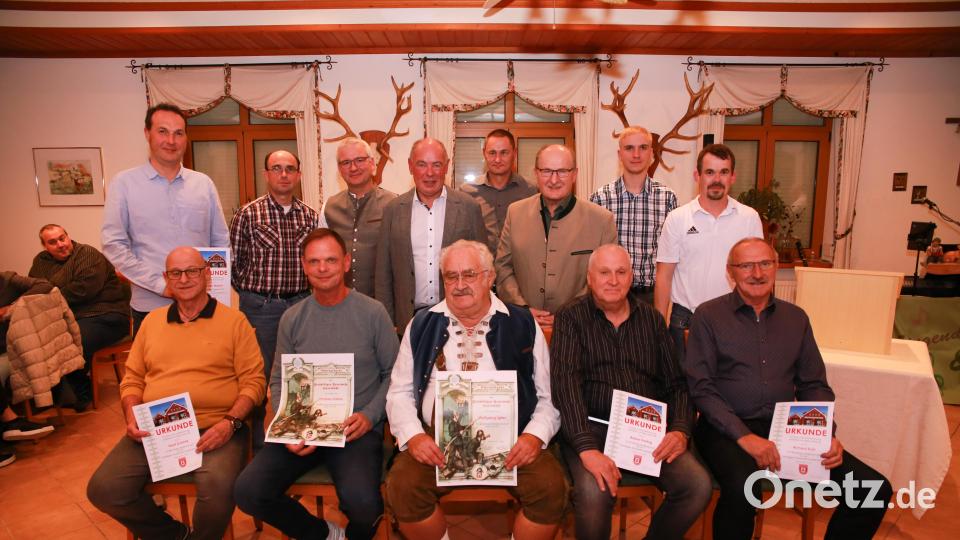 Die Geehrten der Feuerwehr Haselmühl für 30, 40 und 60 Jahre Mitgliedschaft. Bild: egl