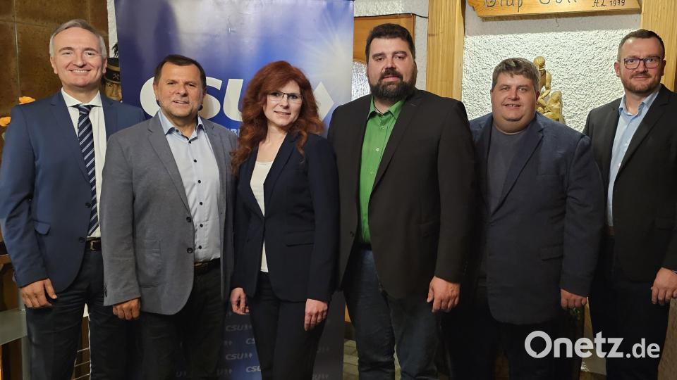 Die erste Hürde ist genommen: Mit 100 Prozent entschied sich die CSU für Stefan Frank (Dritter von rechts). Es gratulierten (von links) Harald Schwartz, Günter Koller, Esatzkandidatin Bianca Sommer, Dieter Dehling und Patrick Fröhlich. Bild: ge