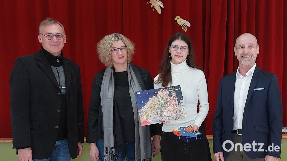 Pressetermin in der Krötensee-Mittelschule: (von links) Schulleiter Peter Danninger, Kunstlehrerin Ilse Greißinger, die Wettbewerbs-Siegerin Cristina Alessandra Moldovan und Lions-Schatzmeister Jürgen Schleicher. Bild: mfh