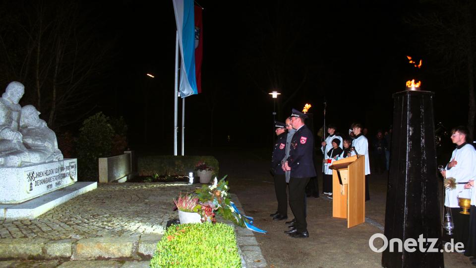 Am Volkstrauertag wurden in Kemnath Kränze am Kriegerdenkmal niedergelegt. Bild: stg