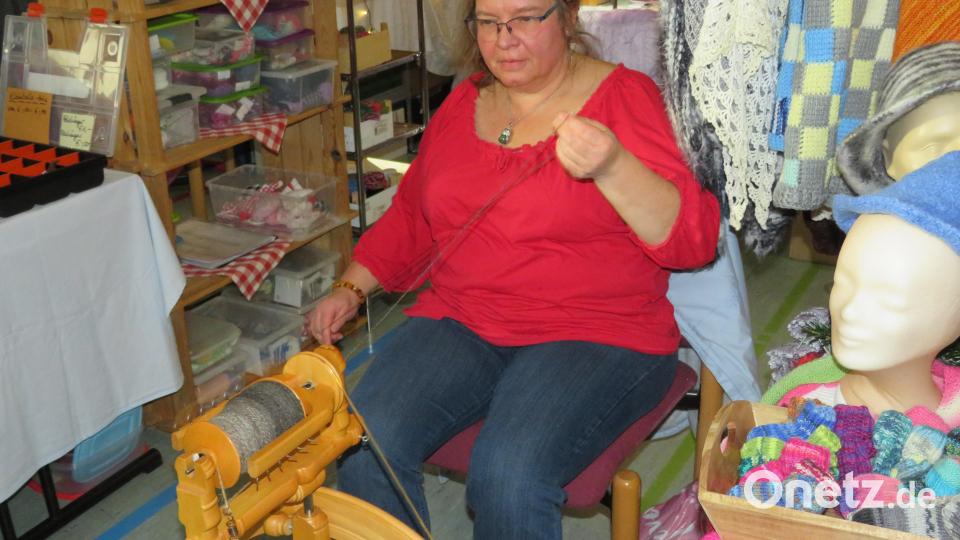 Konstanze Lindner aus Weiden war mit ihrem Spinnrad zum ersten Mal in Störnstein dabei. Bild: adj