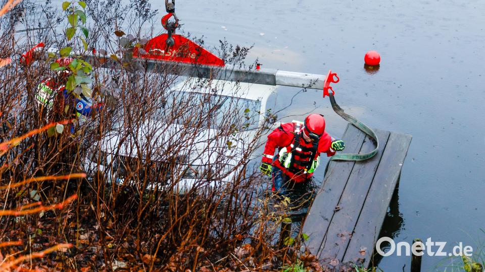Kräfte der Wasserwacht Bodenwöhr befestigen das Auto am Kran. Bild: Hösamer