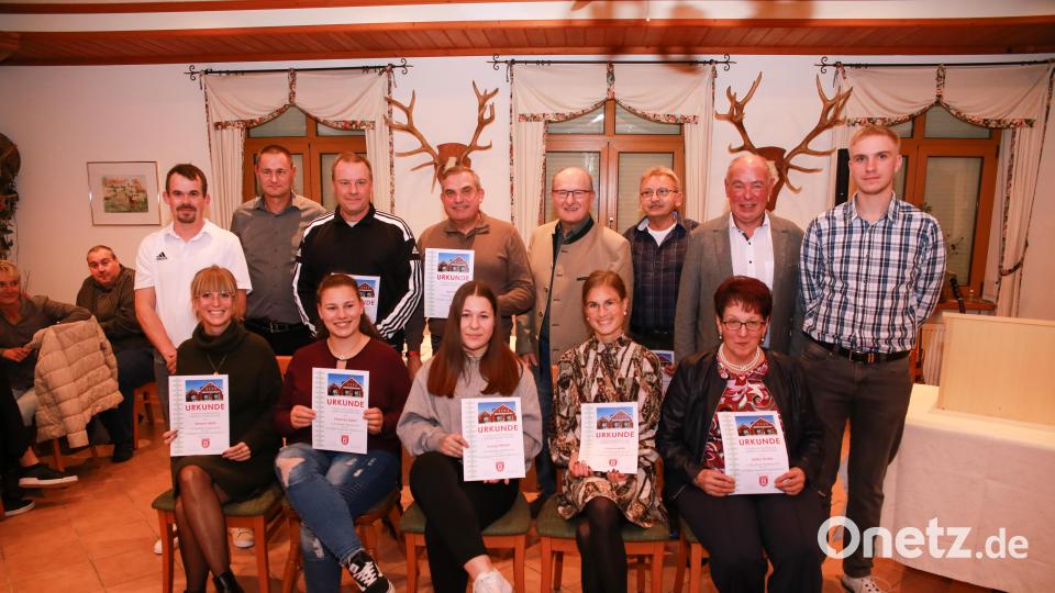 Die Geehrten für 10 und 20 Jahre mit Vorsitzendem Florian Könner (Zweiter von links), Kommandant Michael Reindl (links), Zweitem Vorsitzender Fabian Schneck (rechts), Bürgermeister Roland Strehl (Zweiter von rechts) und Drittem Bürgermeister und Ehrenkommandant der Feuerwehr Haselmühl, Hubert Blödt (Vierter von rechts). Bild: egl