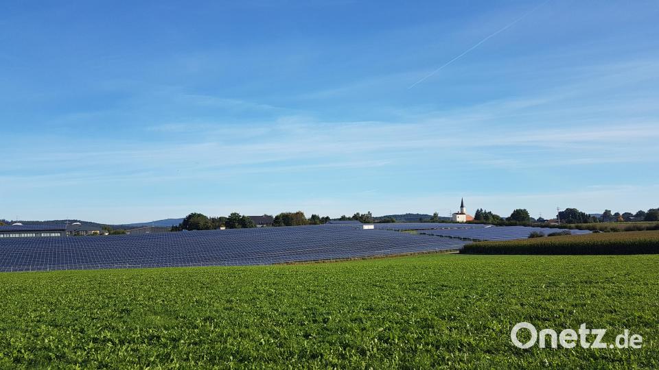 Einige Versammlungsteilnehmer erklärten ihren Unmut über die vorhandenen Photovoltaik-Freiflächenanlagen im Westen und Süden Moosbachs. Bild: gi