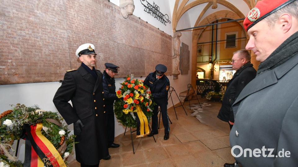 Oberstleutnant Martin Hillebrand (rechts) vor dem Kriegerdenkmal. Bild: Petra Hartl