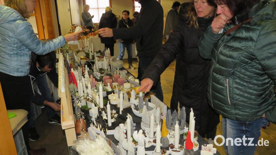 Kerzen aller Art wurden angeboten. Bild: adj