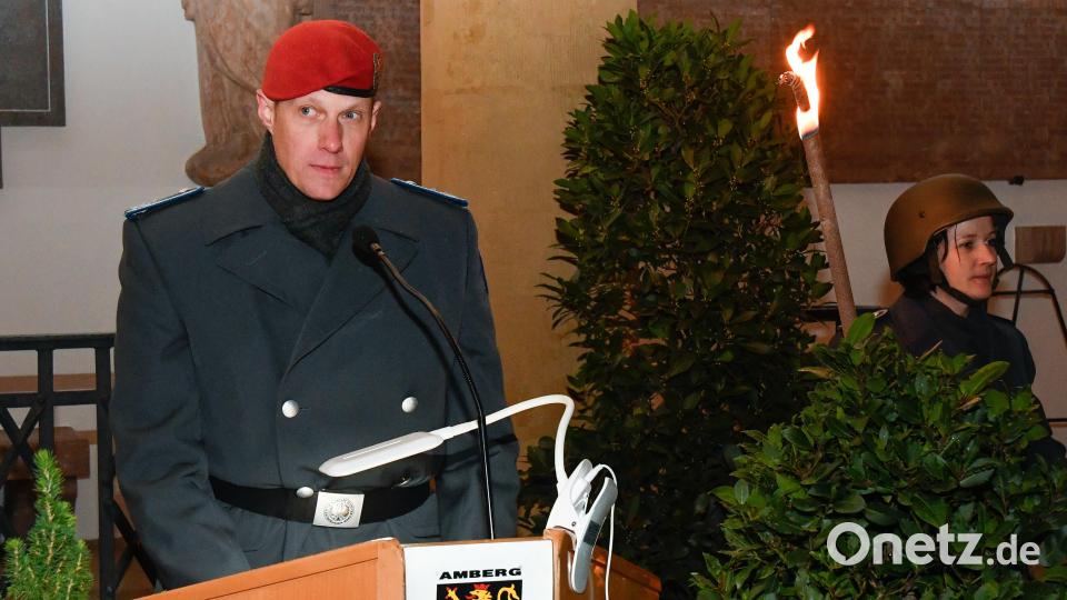Oberstleutnant Martin Hillebrand bei seiner Rede am Amberger Marktplatz. Bild: Petra Hartl